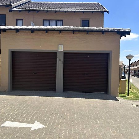 Cozy 3 Bed Duplex ,Sleeps 6 With Double Bathroom Midrand Exterior photo