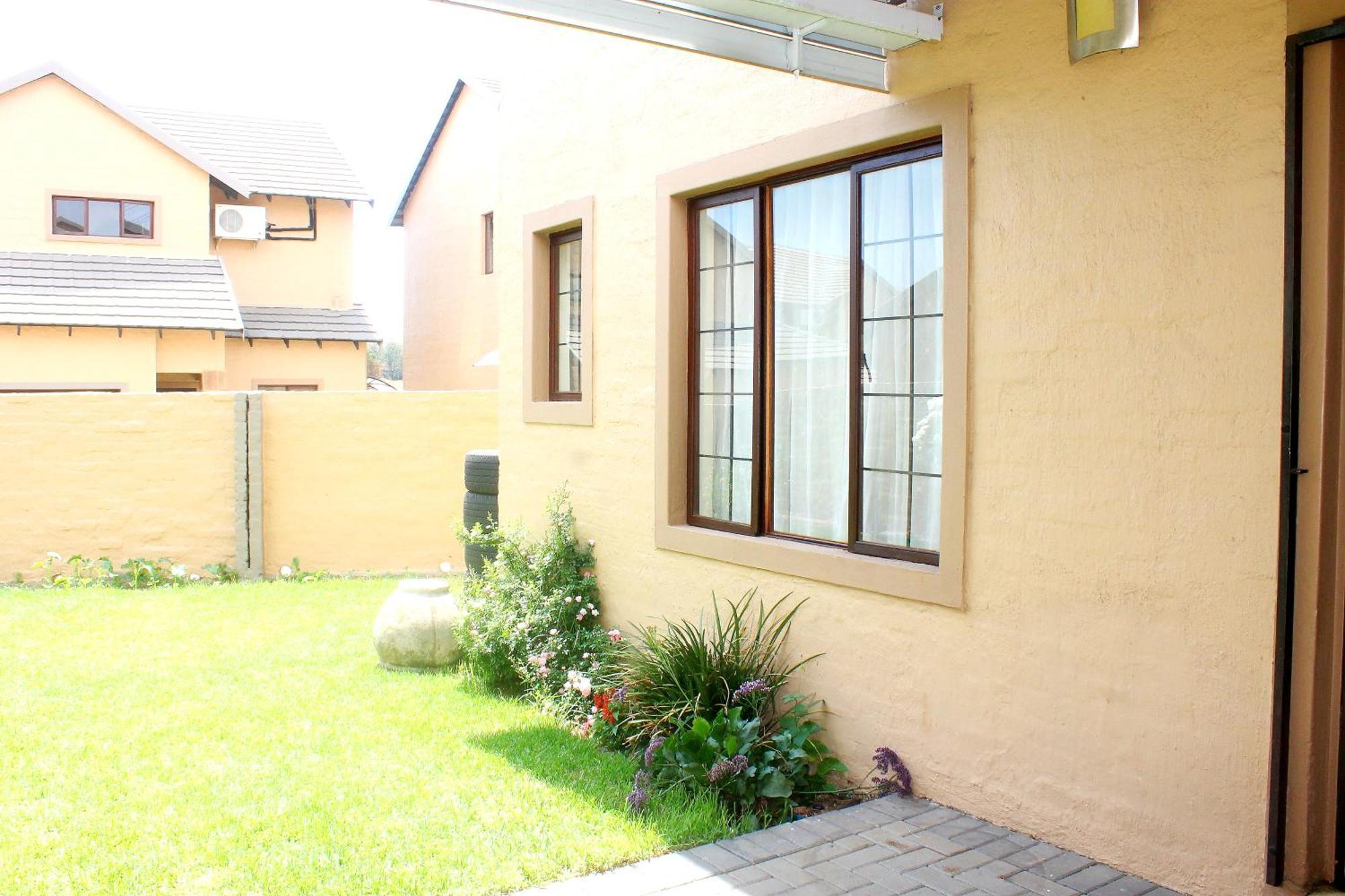 Cozy 3 Bed Duplex ,Sleeps 6 With Double Bathroom Midrand Exterior photo